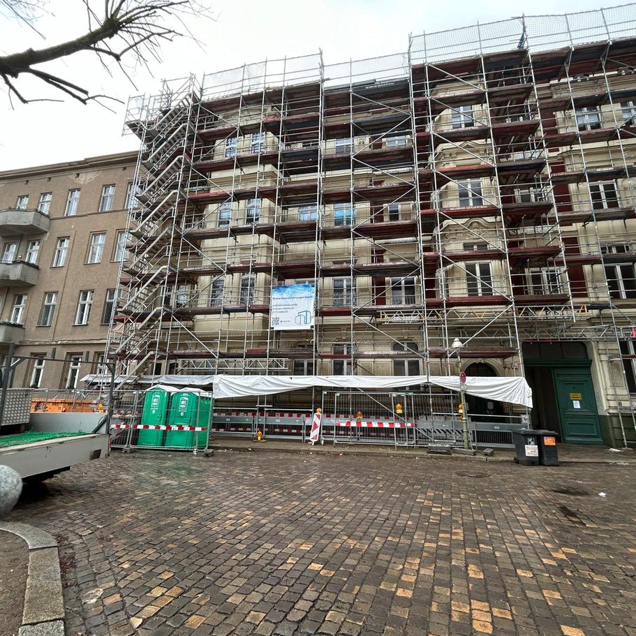 Hausfassade eingerüstet